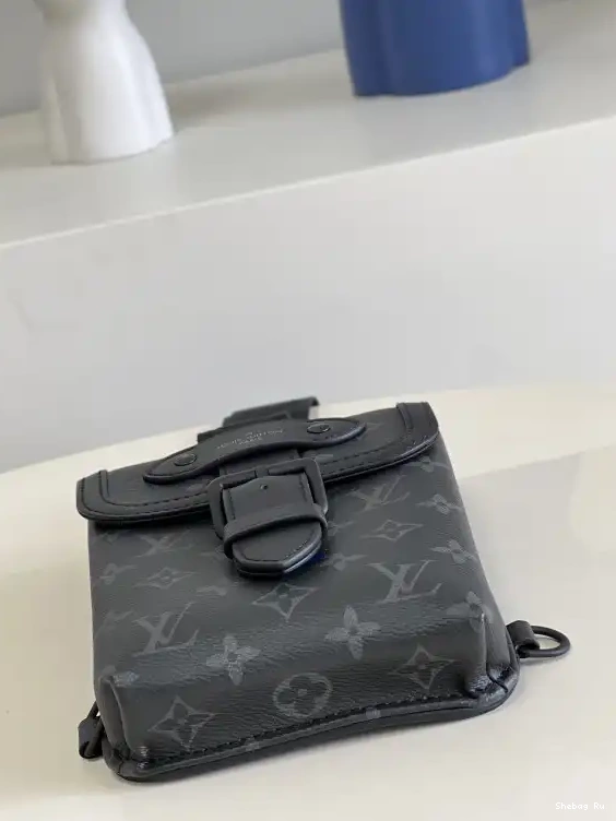 VUITTON SLINGBAG SAUMUR LOUIS 0630